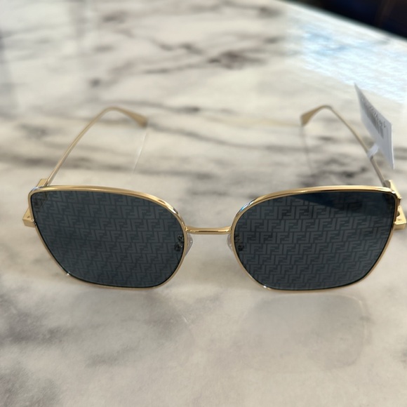 ✨FENDI✨ SUNGLASSES - Picture 7 of 9